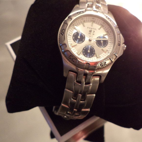 FOSSIL Blue Silver Chrome Watch w/ Blue Trim -Nice - Picture 1 of 9